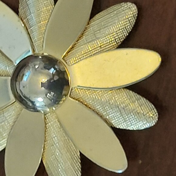 Vintage Sarah Coventry Flower Pin Brooch Gold-Tone Metal Daisy Design 2-Inch Dia - Picture 3 of 5